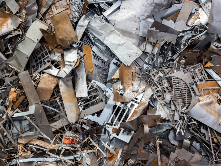 いろんな金属が混ざった スクラップ